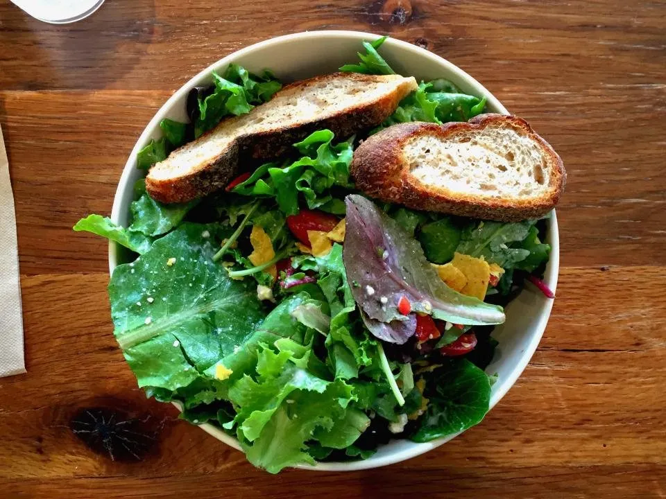 Ensalada fresca servida en un bol